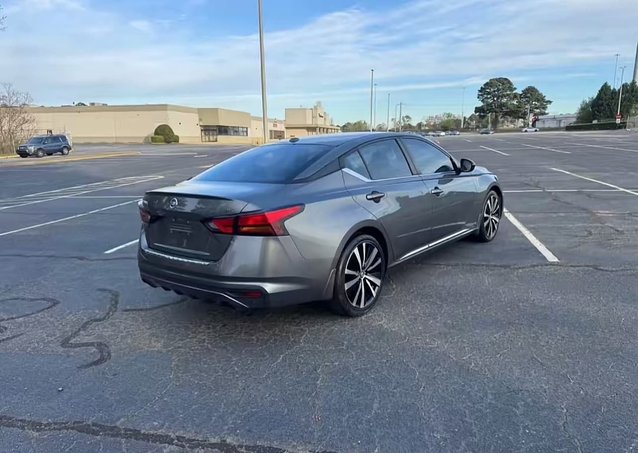 2019 Nissan Altima SR - Photo 3