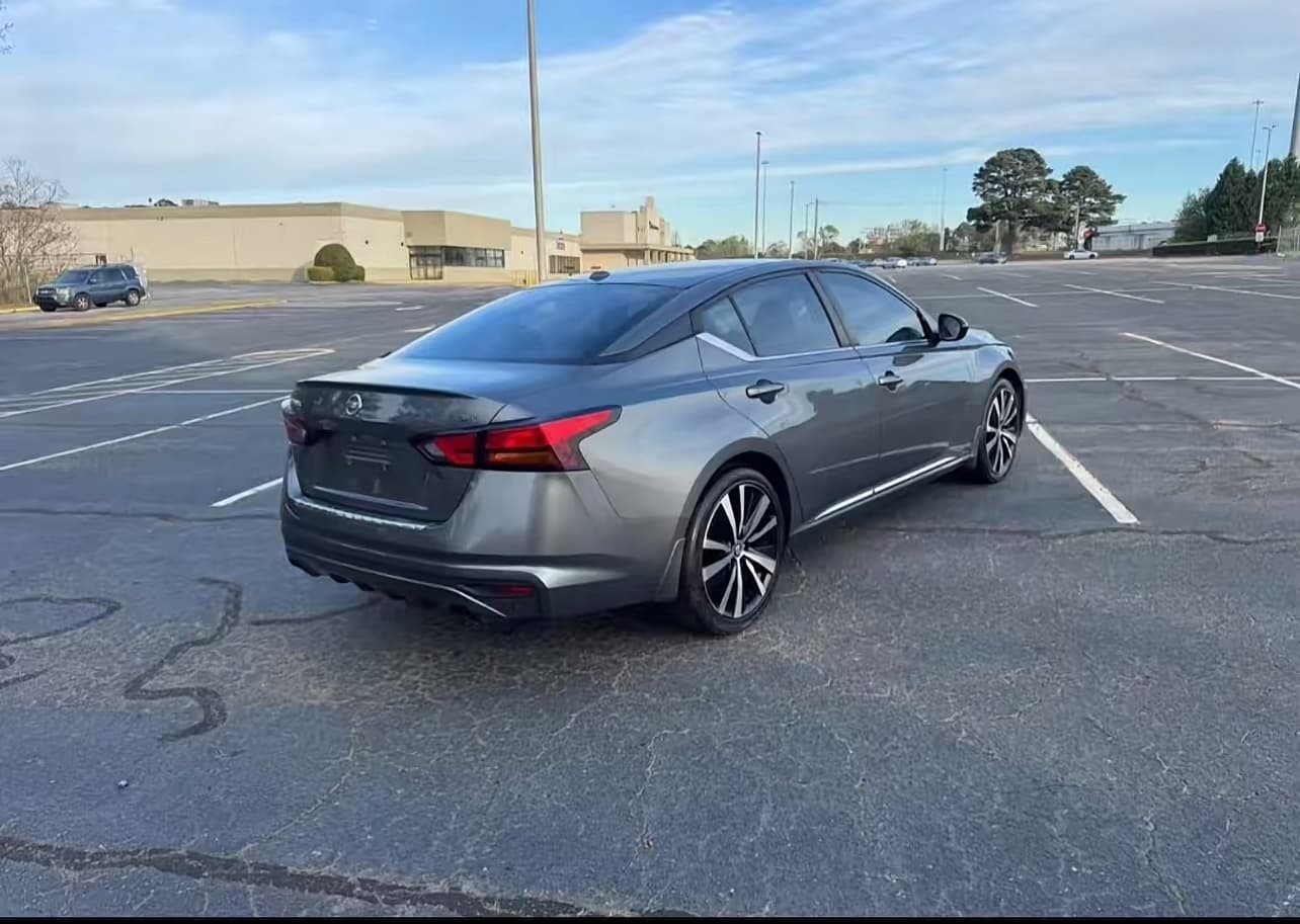 2019 Nissan Altima SR - Photo 6