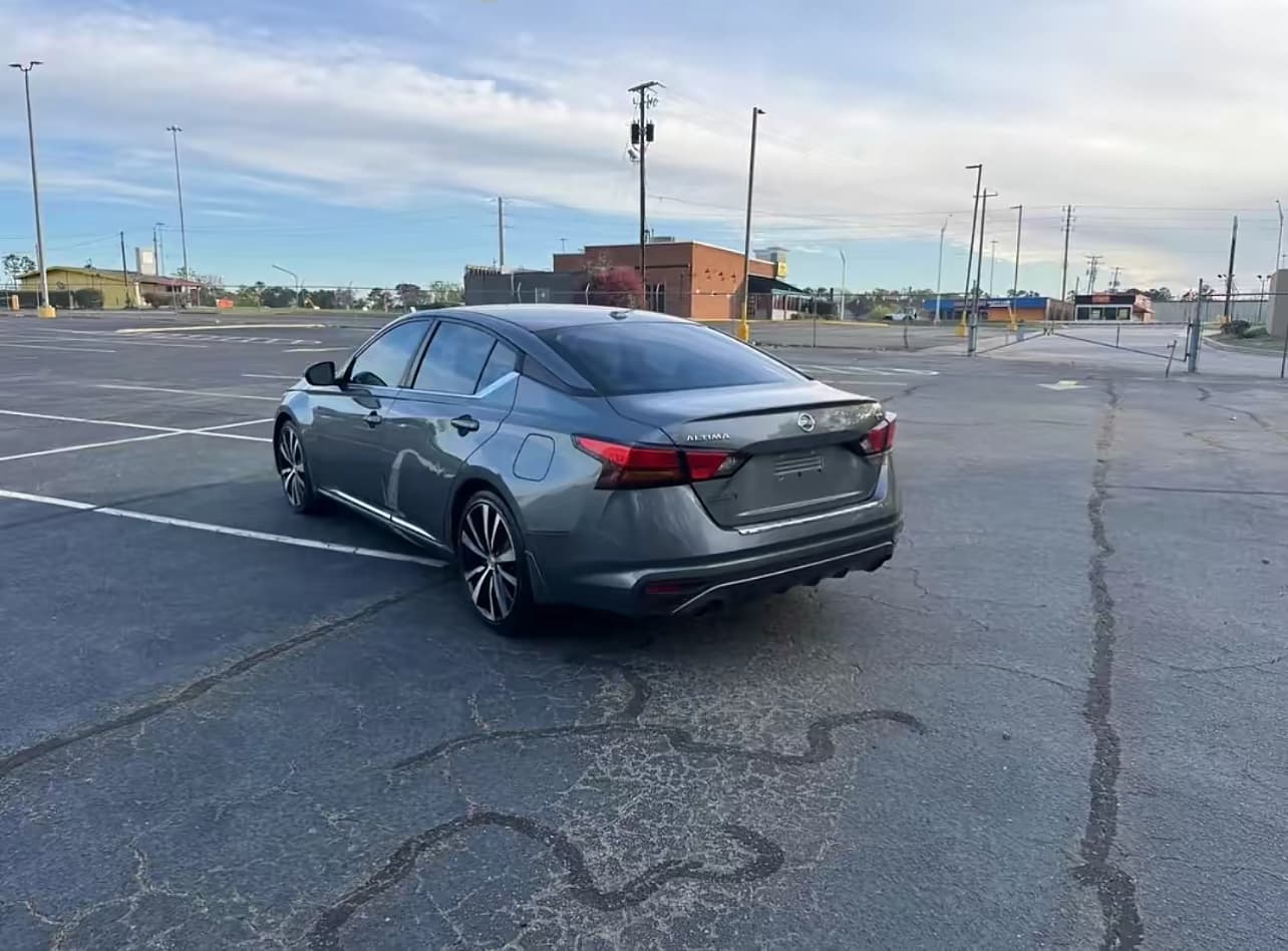 2019 Nissan Altima SR - Photo 8